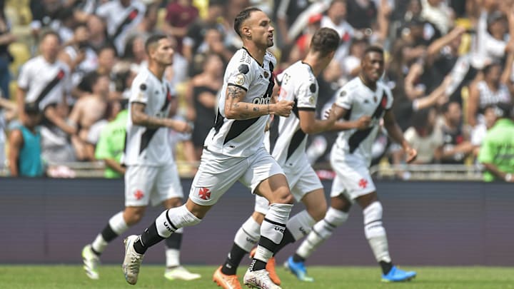 Serginho decidiu para o Vasco no retorno da torcida.