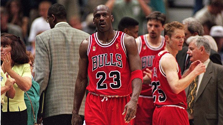 Los Chicago Bulls, con Michael Jordan a la cabeza, ganaron el campeonato de 1996-97, donde tuvieron un gran inicio de temporada