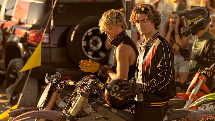 Outer Banks. (L to R) Rudy Pankow as JJ, Chase Stokes as John B in episode 401 of Outer Banks. Cr. Jackson Lee Davis/Netflix © 2024