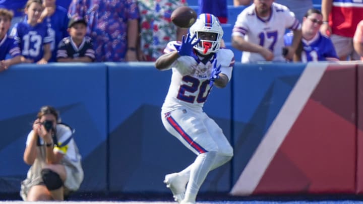 Buffalo Bills running back Frank Gore Jr. makes a catch against the New York Giants.