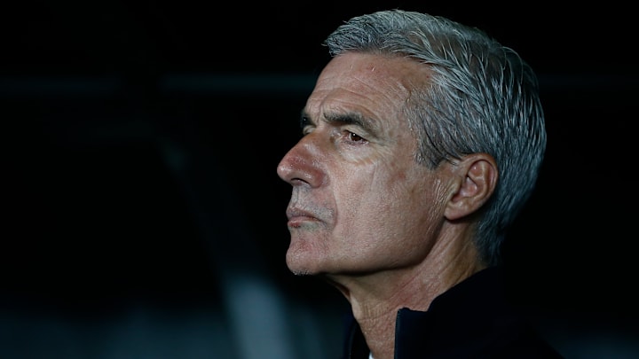 Um torcedor do Botafogo arremessou um copo na direção de Luís Castro após o empate contra a Portuguesa-RJ.