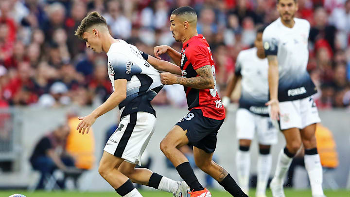 Corinthians e Athletico-PR brigam contra o rebaixamento