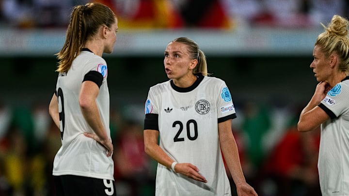 Elisa Senß (Mitte) im Gespräch mit Teamkollegin Sjoeke Nüsken (links) und Linda Dallmann (rechts)