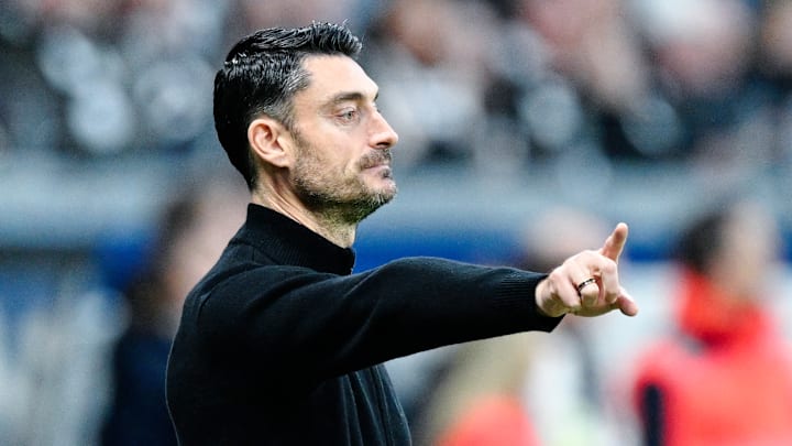 Zeigt seinem Team, wo es langgeht: Eintracht-Trainer Albert Riera Zeigt seinem Team, wo es langgeht: Eintracht-Trainer Albert Riera