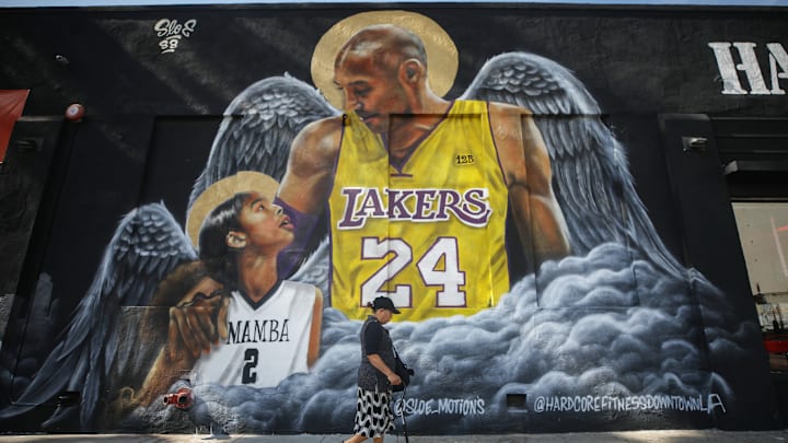 El mural de Kobe Bryant y su hija Gianna fue hecho por la artista conocida como Sloe Motions