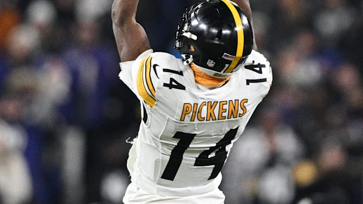 Pittsburgh Steelers wide receiver George Pickens (14) makes a catch against the Baltimore Ravens Pittsburgh Steelers wide receiver George Pickens (14) makes a catch against the Baltimore Ravens