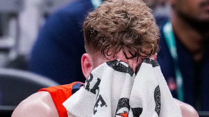 Illinois Fighting Illini guard Kasparas Jakucionis (32) wipes his face with a towel Friday, March 14, 2025, in a quarterfinals game at the 2025 TIAA Big Ten Men’s Basketball Tournament between the Maryland Terrapins and the Illinois Fighting Illini at Gainbridge Fieldhouse in Indianapolis. The Maryland Terrapins defeated the Illinois Fighting Illini, 88-65.