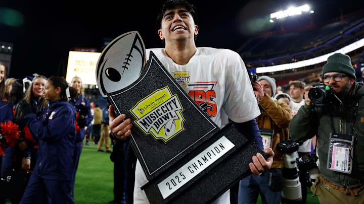 COLLEGE FOOTBALL: DEC 30 Music City Bowl Tennessee vs Illinois