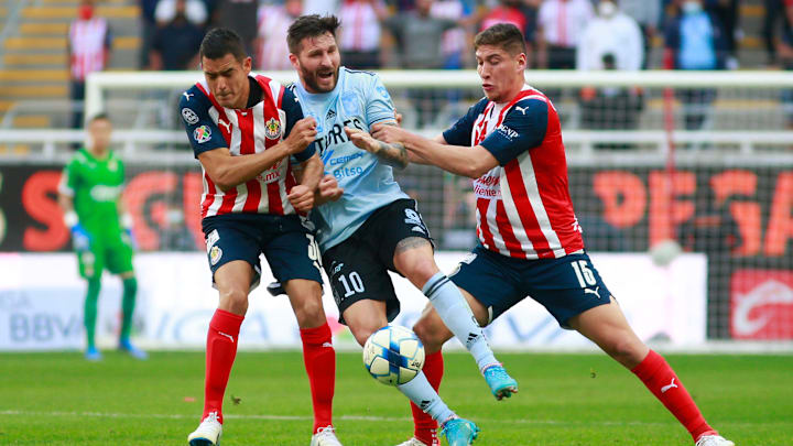 Luis Olivas y André-Pierre Gignac en la pelea de un balón. Luis Olivas y André-Pierre Gignac en la pelea de un balón.
