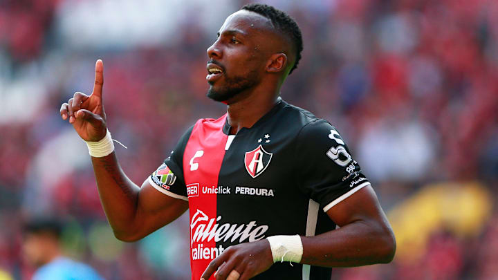 El colombiano Julián Quiñones del Atlas está cerca de convertirse en campeón de goleo por primera vez, pero primero debe superar a Henry Martín.