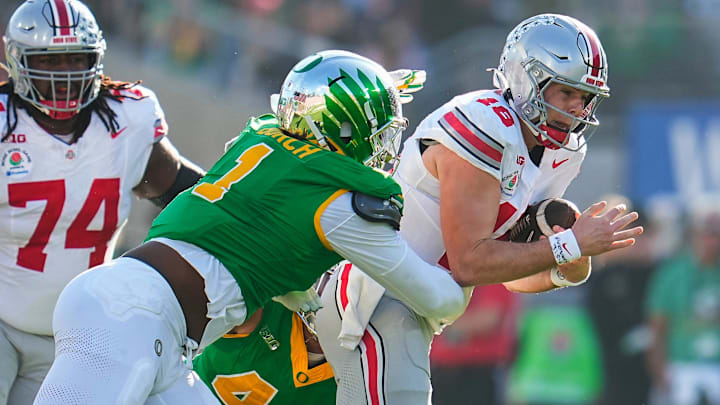 Oregon Ducks defensive end Jordan Burch (1) closes in on Ohio State Buckeyes quarterback Will Howard during the Rose Bowl.