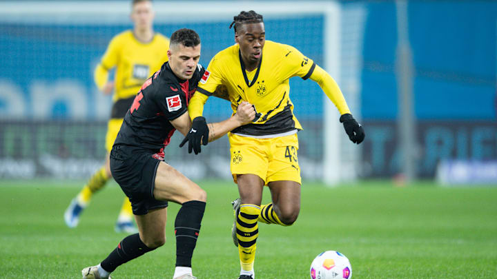 Granit Xhaka (.) im Duell mit Jamie Bynoe-Gittens (r.) Granit Xhaka (.) im Duell mit Jamie Bynoe-Gittens (r.)