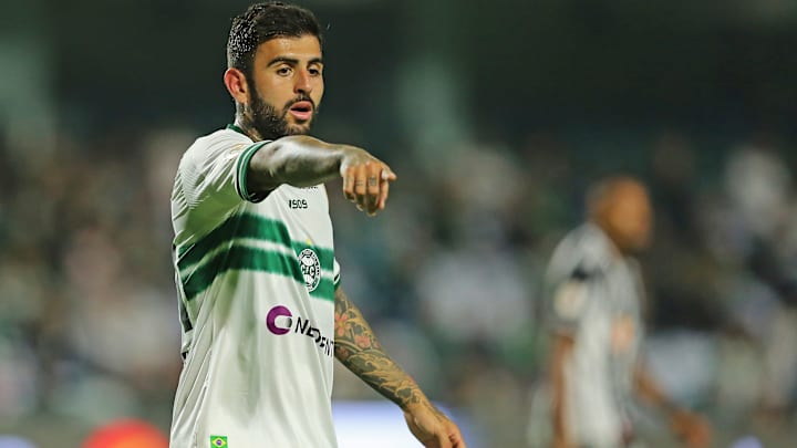 Polivalente, Liziero atua como volante, lateral-esquerdo e ala Polivalente, Liziero atua como volante, lateral-esquerdo e ala