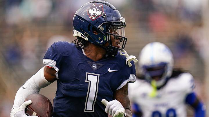 Connecticut Huskies wide receiver Skyler Bell makes the touchdown catch against the Buffalo Bulls. Connecticut Huskies wide receiver Skyler Bell makes the touchdown catch against the Buffalo Bulls.