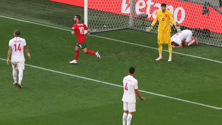 Samet Akaydins verunglückter Rückpass landet im eigenen Tor