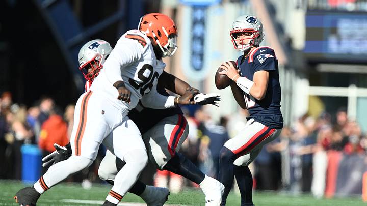 Oct 26, 2025; Foxborough, Massachusetts, USA; New England Patriots quarterback Drake Maye (10) looks to pass against Cleveland Browns during the second quarter at Gillette Stadium. Mandatory Credit: Brian Fluharty-Imagn Images Oct 26, 2025; Foxborough, Massachusetts, USA; New England Patriots quarterback Drake Maye (10) looks to pass against Cleveland Browns during the second quarter at Gillette Stadium. Mandatory Credit: Brian Fluharty-Imagn Images