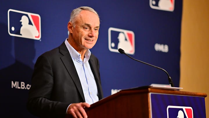 Rob Manfred está en plenas negociaciones para levantar el paro de la MLB