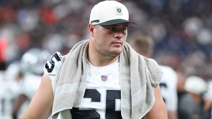 Las Vegas Raiders center Tyler Linderbaum (65) 