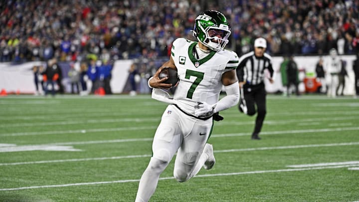 Nov 13, 2025; Foxborough, Massachusetts, USA; New York Jets quarterback Justin Fields (7) runs the ball for a touchdown during the first half against the New England Patriots at Gillette Stadium. Mandatory Credit: Eric Canha-Imagn Images Nov 13, 2025; Foxborough, Massachusetts, USA; New York Jets quarterback Justin Fields (7) runs the ball for a touchdown during the first half against the New England Patriots at Gillette Stadium. Mandatory Credit: Eric Canha-Imagn Images