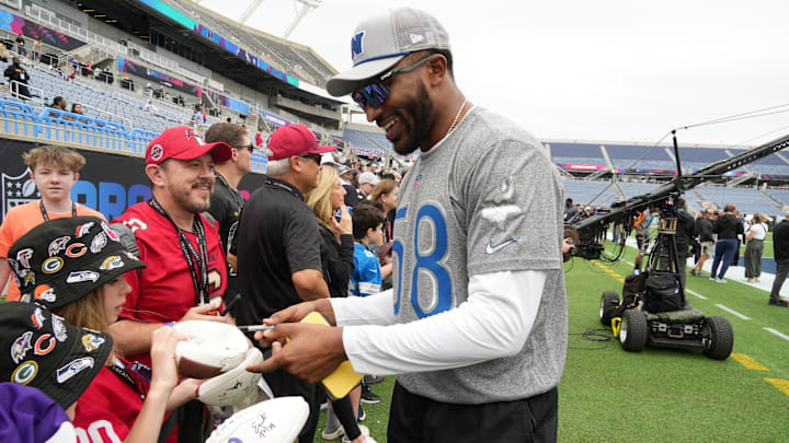 Feb 1, 2025; Orlando, FL, USA; Minnesota Vikings linebacker Jonathan Greenard (58) signs autographs during NFC Practice for the Pro Bowl Games at Camping World Stadium. 