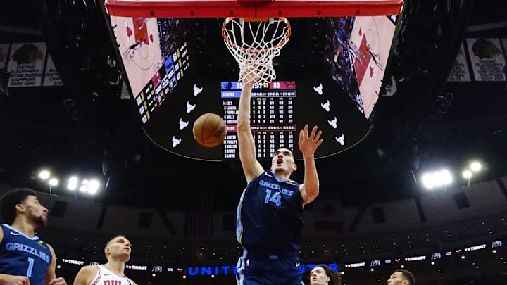 Memphis Grizzlies center Zach Edey (14) scores against the Chicago Bulls Memphis Grizzlies center Zach Edey (14) scores against the Chicago Bulls