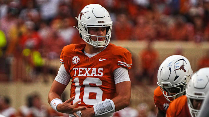 Texas Longhorns quarterback Arch Manning (16)