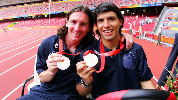 Lionel Messi y Sergio Agüero celebrando la obtención de la medalla de oro en los Juegos Olímpicos de 2008
