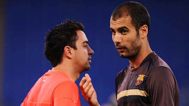 Josep Guardiola dando una clase a Xavi
