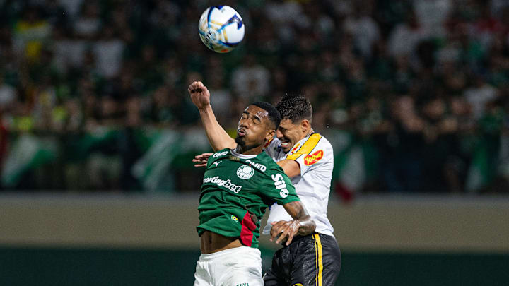 Allan tem forte presença ofensiva pelo lado direito