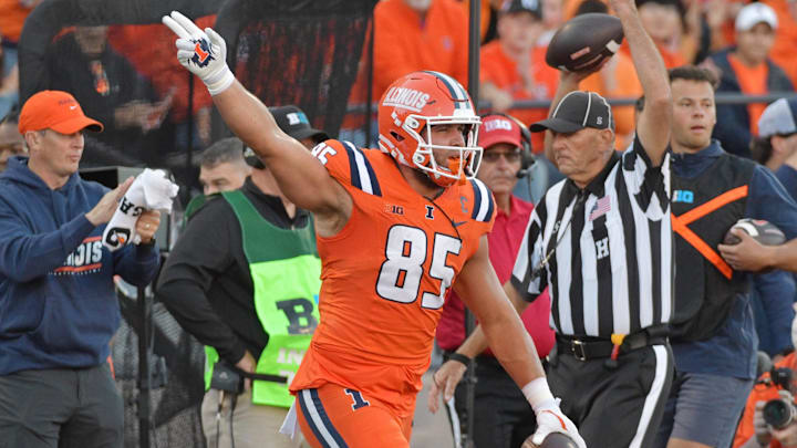 Sep 7, 2024; Champaign, Illinois, USA; Illinois Fighting Illini tight end Tanner Arkin (85) signals a first down against the Kansas Jayhawks during the first half at Memorial Stadium. Mandatory Credit: Ron Johnson-Imagn Images Sep 7, 2024; Champaign, Illinois, USA; Illinois Fighting Illini tight end Tanner Arkin (85) signals a first down against the Kansas Jayhawks during the first half at Memorial Stadium. Mandatory Credit: Ron Johnson-Imagn Images