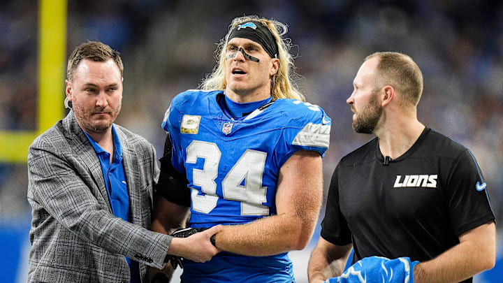 Detroit Lions linebacker Alex Anzalone (34) walks off the field due to an injury during the first half against Jacksonville Jaguars at Ford Field in Detroit on Sunday, Nov. 17, 2024.