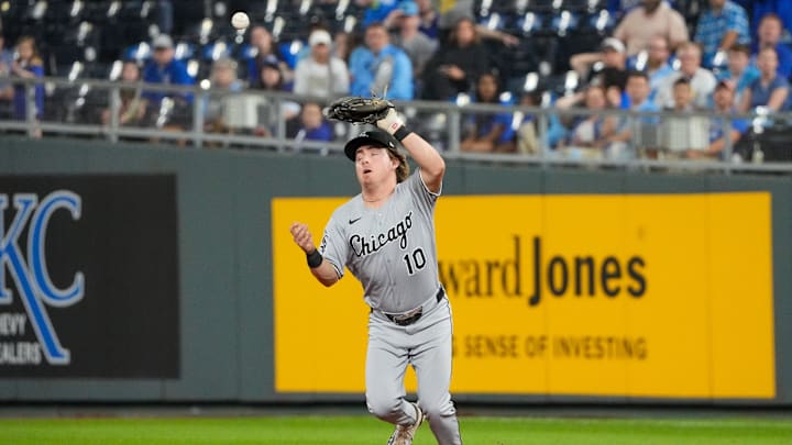May 6, 2025; Kansas City, Missouri, USA; Chicago White Sox shortstop Chase Meidroth (10) missplays a ball against the Kansas City Royals in the ninth inning at Kauffman Stadium. Mandatory Credit: Denny Medley-Imagn Images May 6, 2025; Kansas City, Missouri, USA; Chicago White Sox shortstop Chase Meidroth (10) missplays a ball against the Kansas City Royals in the ninth inning at Kauffman Stadium. Mandatory Credit: Denny Medley-Imagn Images