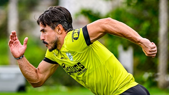 Equipe disputa primeiro jogo da decisão neste sábado