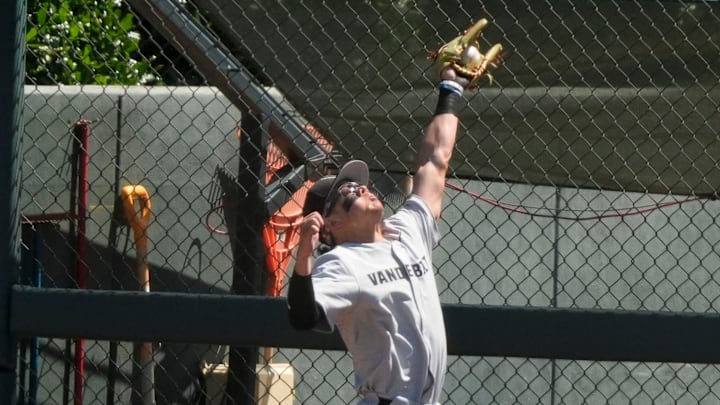 May 2, 2026; Tuscaloosa, AL, USA; Vanderbilt centerfielder Rustan Rigdon makes a leaping catch at the outfield fence at Sewell-Thomas Stadium in the game 3 of the series between Alabama and Vanderbilt. May 2, 2026; Tuscaloosa, AL, USA; Vanderbilt centerfielder Rustan Rigdon makes a leaping catch at the outfield fence at Sewell-Thomas Stadium in the game 3 of the series between Alabama and Vanderbilt.