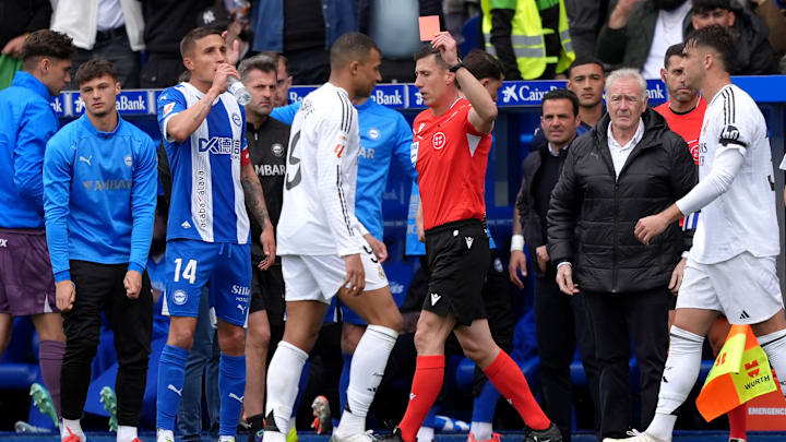 Sortie de Kyllian Mbappé dans le match entre Deportivo Alaves v Real Madrid CF - La Liga 