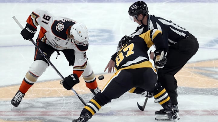 Oct 30, 2023; Pittsburgh, Pennsylvania, USA;  Anaheim Ducks center Leo Carlsson (91) and Pittsburgh