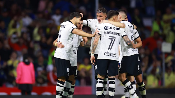 Jugadores del América celebran un gol.