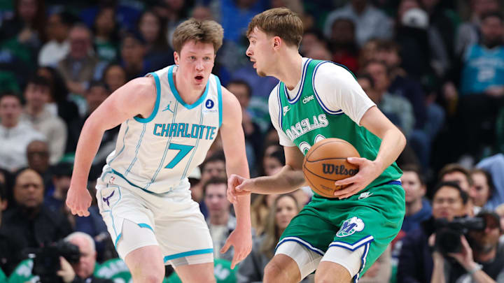 Jan 29, 2026; Dallas, Texas, USA; Dallas Mavericks forward Cooper Flagg (32) controls the ball as Charlotte Hornets guard Kon Knueppel (7) defends during the first quarter at American Airlines Center. Mandatory Credit: Kevin Jairaj-Imagn Images Jan 29, 2026; Dallas, Texas, USA; Dallas Mavericks forward Cooper Flagg (32) controls the ball as Charlotte Hornets guard Kon Knueppel (7) defends during the first quarter at American Airlines Center. Mandatory Credit: Kevin Jairaj-Imagn Images