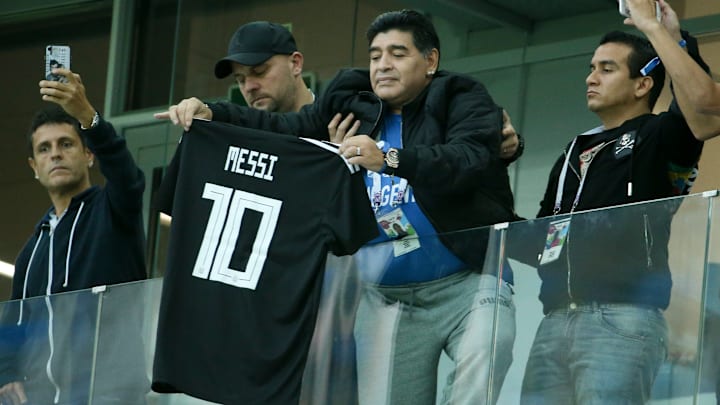Maradona con la maglia di Messi Maradona con la maglia di Messi
