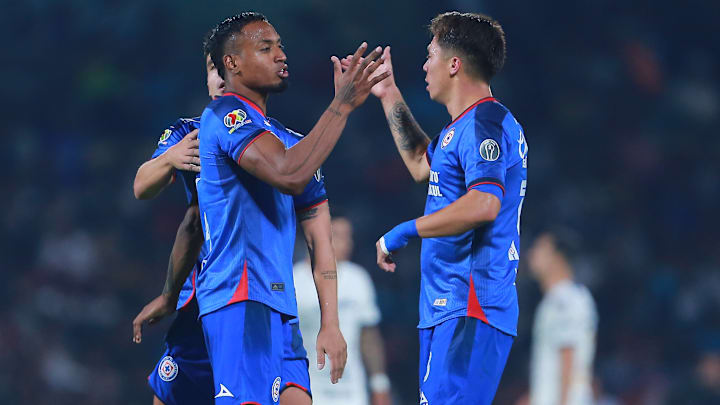 El colombiano Willer Ditta y Rodrigo Huescas celebran la victoria de Cruz Azul sobre Pumas.