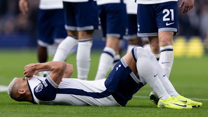 Jogador se machucou em lance em que deu assistência para gol
