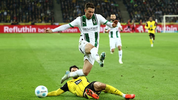 Joe Scally im Zweikampf mit Ramy Bensebaini