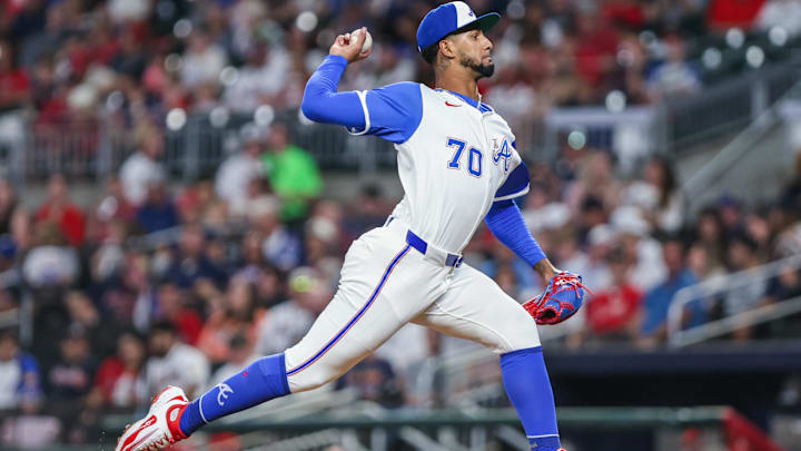 Sep 6, 2025; Cumberland, Georgia, USA; Atlanta Braves pitcher Rolddy Munoz (70) pitches the ball against the Seattle Mariners during the sixth inning at Truist Park. Mandatory Credit: Jordan Godfree-Imagn Images