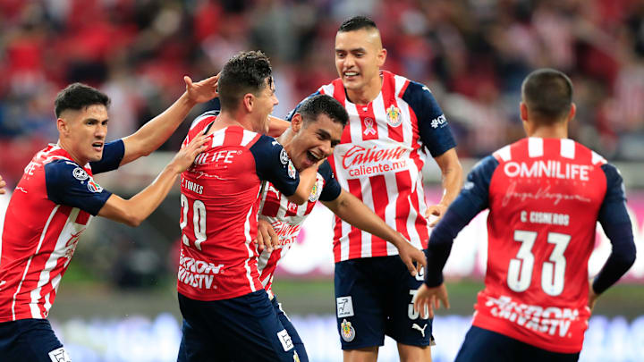 Jugadores de las Chivas celebran un gol.