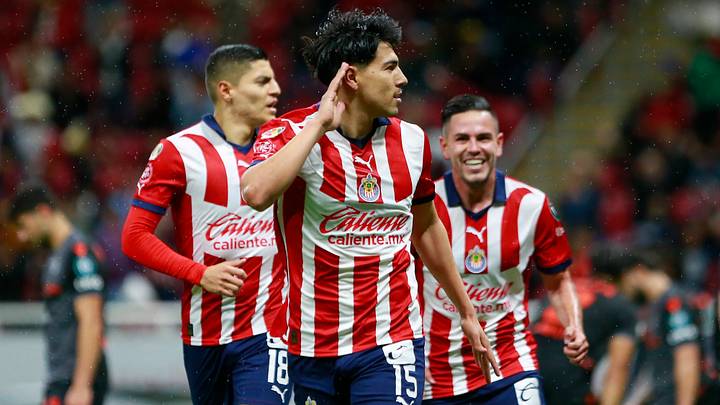Erick Gutiérrez, Ronaldo Cisneros y Alan Torres festejan el primer gol de Chivas ante el Forge FC. Erick Gutiérrez, Ronaldo Cisneros y Alan Torres festejan el primer gol de Chivas ante el Forge FC.