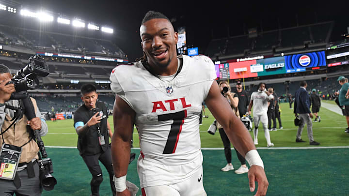 Sep 16, 2024; Philadelphia, Pennsylvania, USA; Atlanta Falcons running back Bijan Robinson (7) celebrates win against the Philadelphia Eagles at Lincoln Financial Field. Mandatory Credit: Eric Hartline-Imagn Images Sep 16, 2024; Philadelphia, Pennsylvania, USA; Atlanta Falcons running back Bijan Robinson (7) celebrates win against the Philadelphia Eagles at Lincoln Financial Field. Mandatory Credit: Eric Hartline-Imagn Images