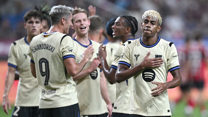 Lamine Yamal (erster von rechts) jubelt mit dem FC Barcelona auf der Asien-Tour Lamine Yamal (erster von rechts) jubelt mit dem FC Barcelona auf der Asien-Tour