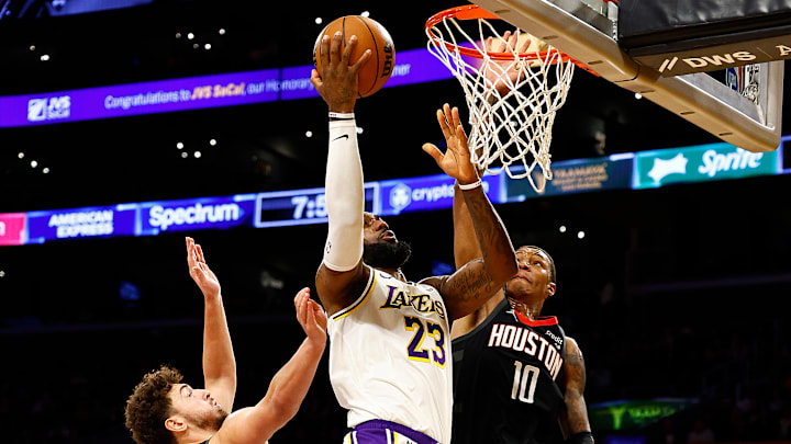 LeBron James mostró su elevado nivel deportivo en el juego de los Houston Rockets vs. Los Angeles Lakers