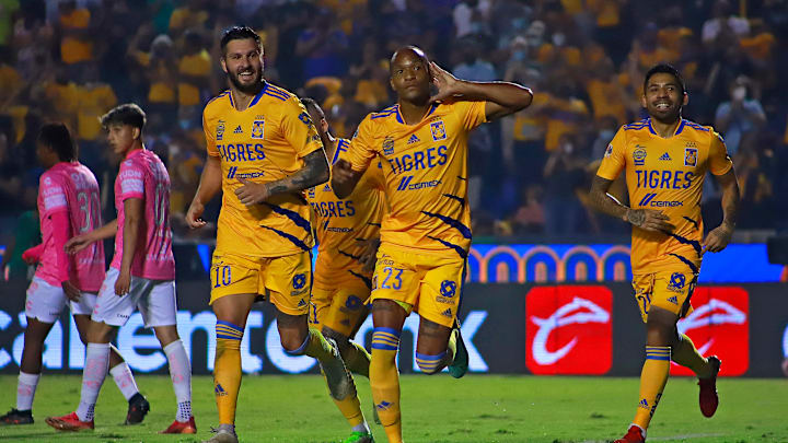 Jugadores de los Tigres UANL celebran un gol.