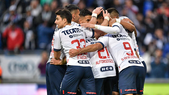 Jugadores de Monterrey celebran un gol.